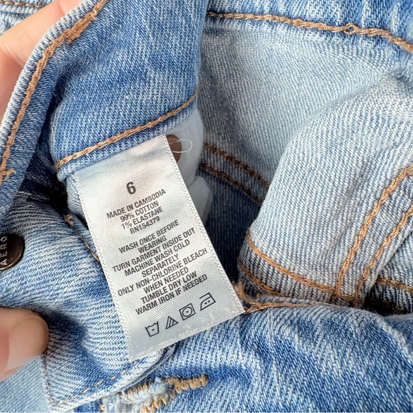 Aeropostale Women’s Straight Leg White Wash Denim Mom Jeans Raw Edge Hem Sz 6 - Picture 3 of 9